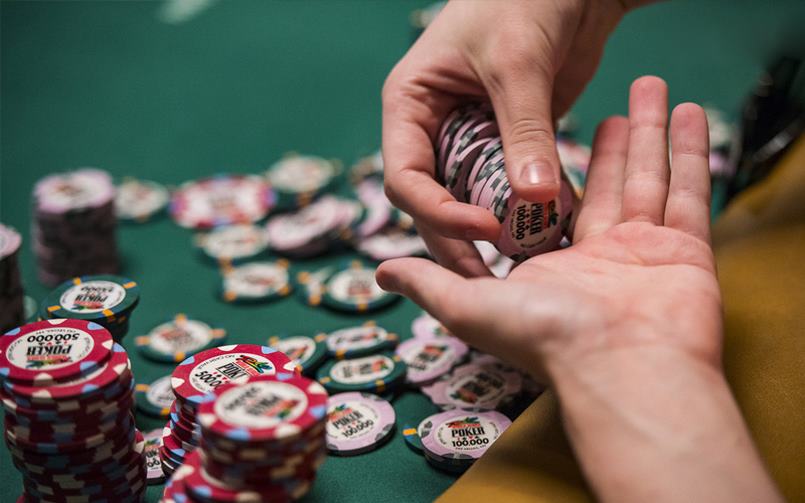 Những thành quả của bluff trong poker là gì?