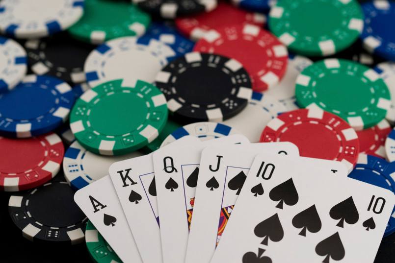 Poker là trò chơi thu hút nhiều người tham gia